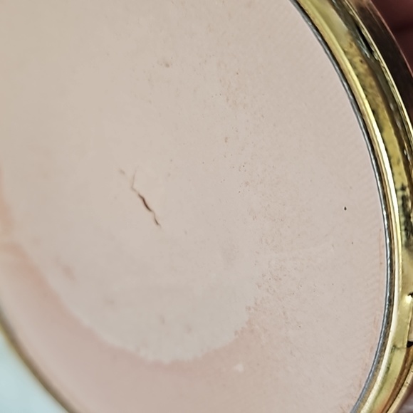 Vintage Elizabeth Arden 1960 Goldtone powder compact, 2.75 " made in Switzerland - Picture 9 of 9